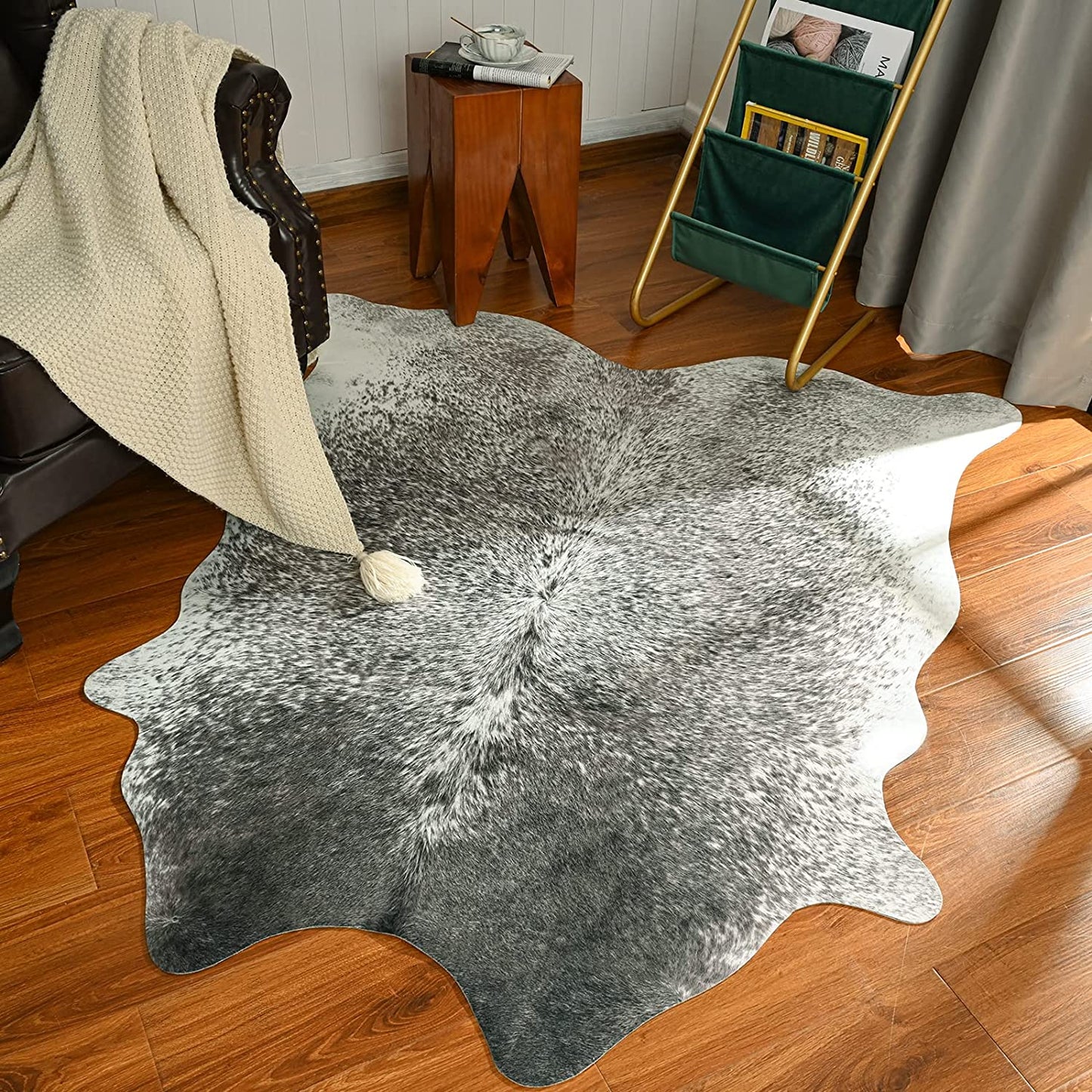 American Style Faux Fur Carpet - Irregular shape, animal pattern, anti-slip feature. Crafted from 100% polyester. Perfect for home and hotel decor.