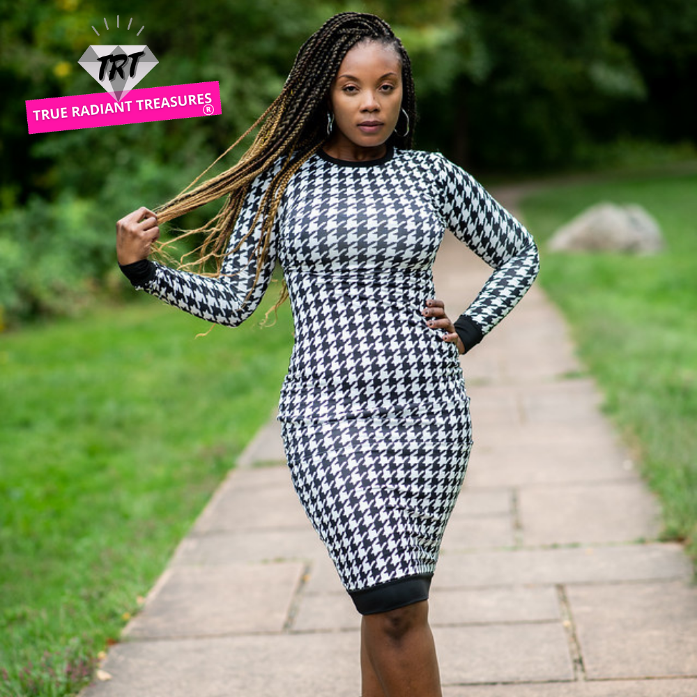 Plaid Long Sleeve Bodycon dress for fall and winter made of cotton, polyester, nylon, acrylic, and linen. Checkered design, round neck, and long sleeves.