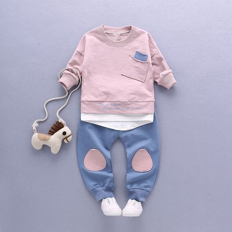 A long-sleeved casual sportswear made of light and breathable cotton, perfect for kids to wear during spring and summer. The cute color adds to its appeal, making it a must-have for your kids' wardrobe. Get it now and spend quality time with your kids in comfort and style.