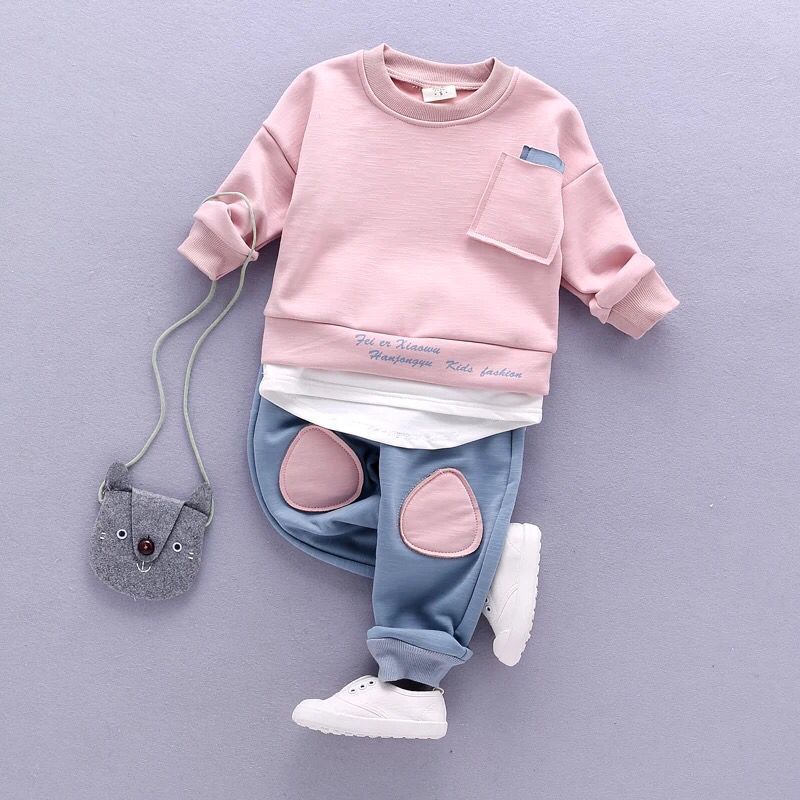 A long-sleeved casual sportswear made of light and breathable cotton, perfect for kids to wear during spring and summer. The cute color adds to its appeal, making it a must-have for your kids' wardrobe. Get it now and spend quality time with your kids in comfort and style.