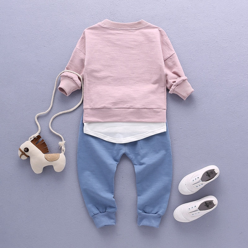 A long-sleeved casual sportswear made of light and breathable cotton, perfect for kids to wear during spring and summer. The cute color adds to its appeal, making it a must-have for your kids' wardrobe. Get it now and spend quality time with your kids in comfort and style.