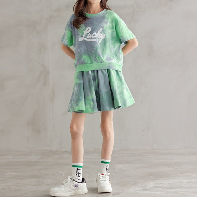 Image of Girl's Sporty Casual - Comfortable and stylish sporty outfit for girls. Round neck design. Made of spandex and cotton for flexibility. Available in green and pink. Take her usual size for a perfect fit. Ideal for the new school season!