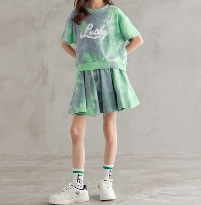 Image of Girl's Sporty Casual - Comfortable and stylish sporty outfit for girls. Round neck design. Made of spandex and cotton for flexibility. Available in green and pink. Take her usual size for a perfect fit. Ideal for the new school season!