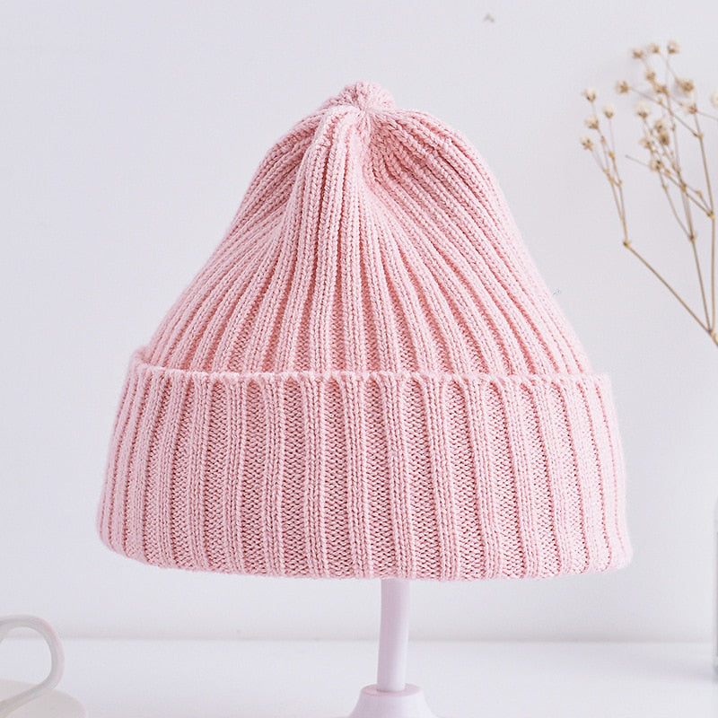 Cute and comfortable baby hat in soft cotton for winter warmth and style.